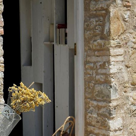 Can Tando, antiguo pajar de piedra restaurado Sant Jordi Desvalls Exterior foto
